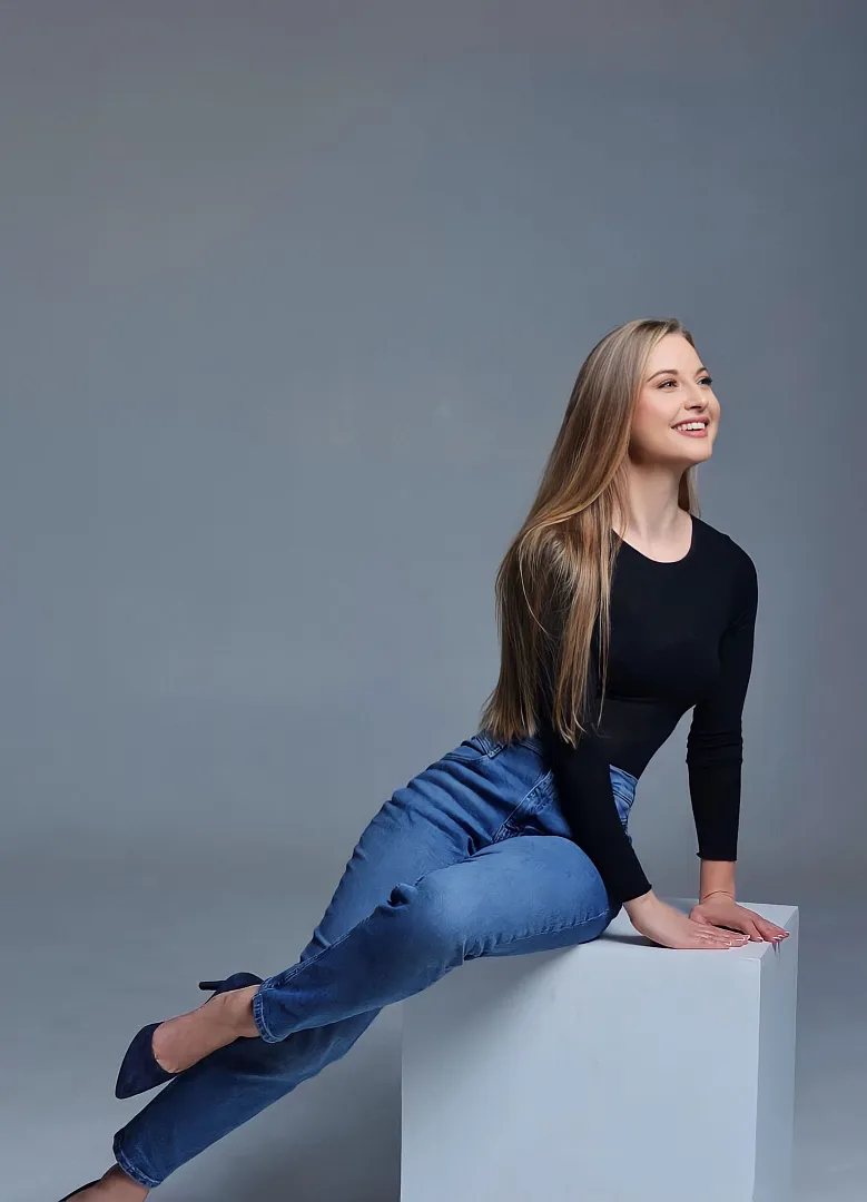 femme serbe qui danse la nuit