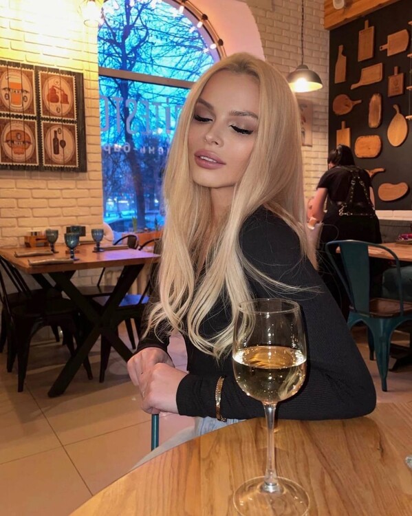 Anya russische dating app